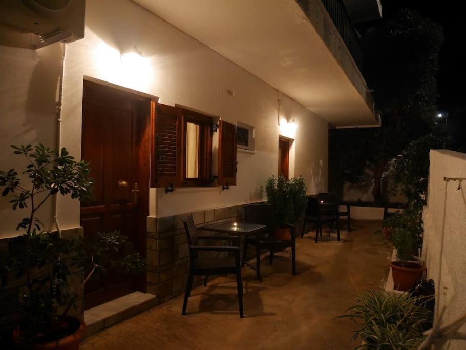 Chrysoula'S Welcoming Triple Room With Yard Monemvasía Exteriér fotografie